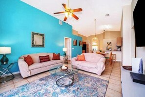 Living area - Sunset over lake, 4/3,pool, spa,grill, pets ok223 (Davenport)