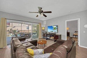 Living area - Updated 5 bdrm , lg pool/spa/waterfall, GM RM, 451 (Davenport)