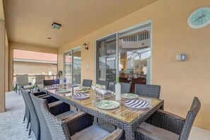 Outdoor dining - Sunset on the Lake, 6/5.5/spa/pool BBQ/theme rooms (Davenport)