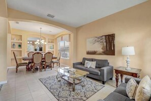 Living area - Sunset on the Lake, 6/5.5/spa/pool BBQ/theme rooms (Davenport)