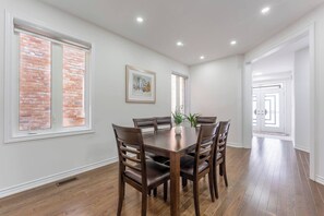 Dining - Contemporary Design - Cozy - Workspace (Caledon)