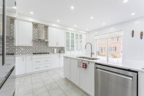 Fridge, microwave, oven, stovetop - Contemporary Design - Cozy - Workspace (Caledon)