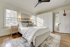 3 bedrooms, in-room safe, desk, iron/ironing board - Minutes to DC! Stylish Home with King Bed, Secure Parking & Fire pit! (Arlington)