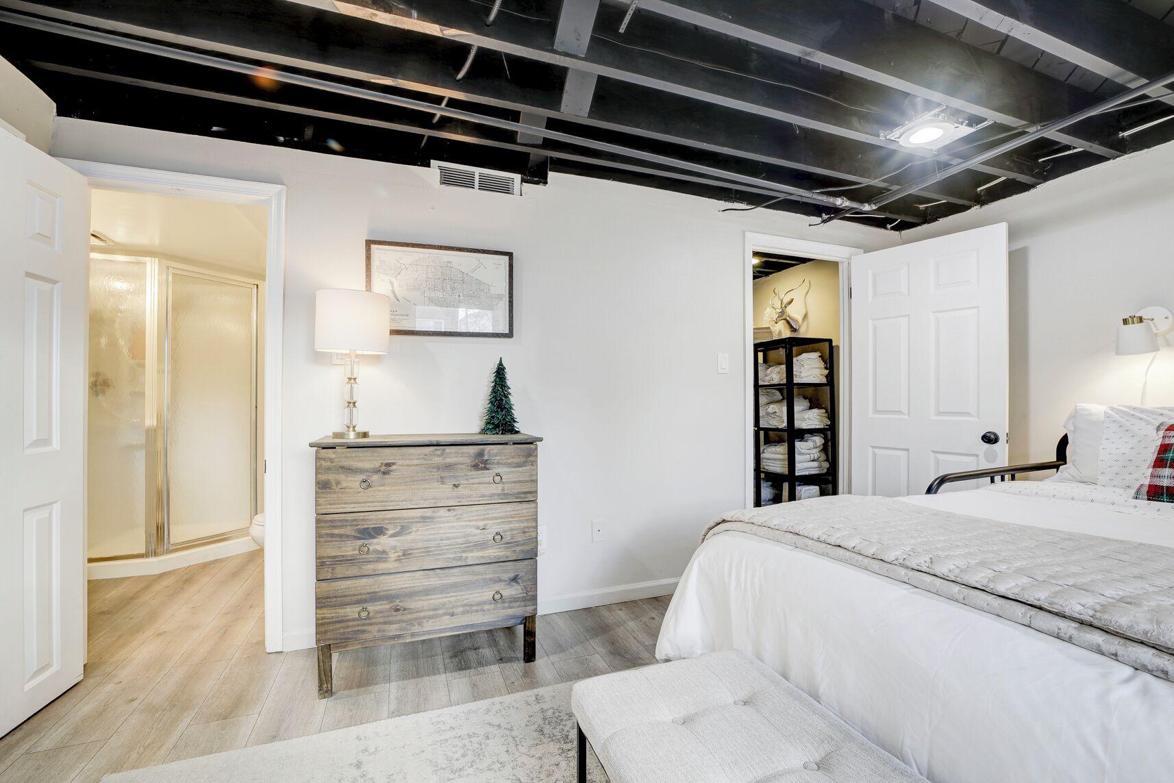 3 Schlafzimmer, Zimmersafe, Schreibtisch, Bügeleisen/Bügelbrett