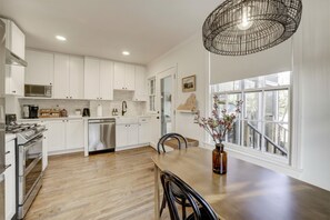 Fridge, microwave, oven, stovetop - Minutes to DC! Stylish Home with King Bed, Secure Parking & Fire pit! (Arlington)