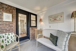 Interior - Minutes to DC! Stylish Home with King Bed, Secure Parking & Fire pit! (Arlington)