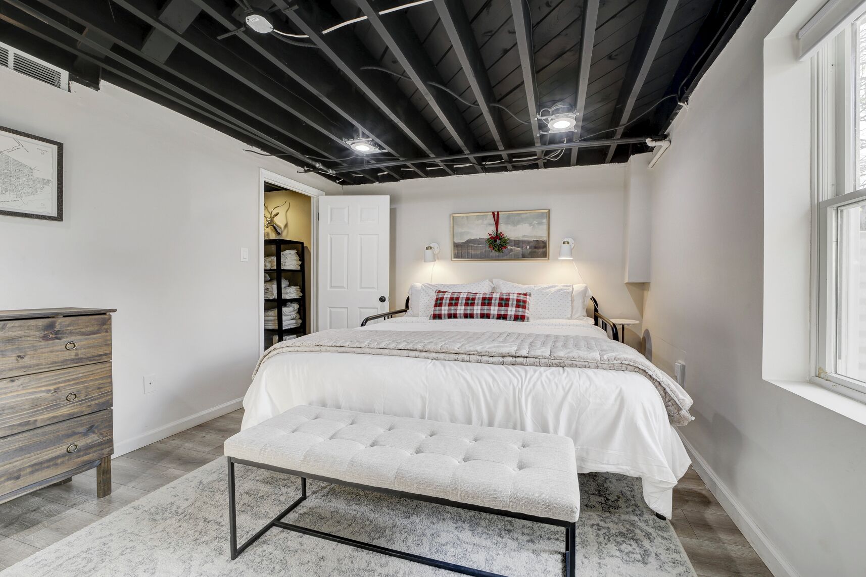 3 habitaciones, caja de seguridad en la habitación y escritorio 