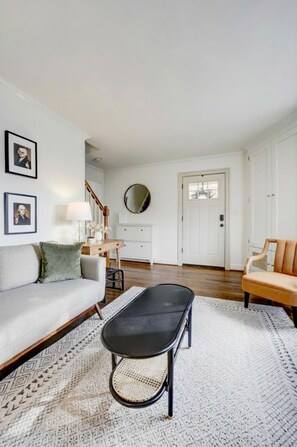 Smart TV - Minutes to DC! Stylish Home with King Bed, Secure Parking & Fire pit! (Arlington)
