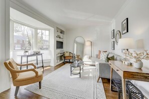 Smart TV - Minutes to DC! Stylish Home with King Bed, Secure Parking & Fire pit! (Arlington)