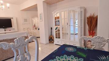 2 bedrooms, iron/ironing board, WiFi