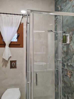 Een douche, een haardroger, handdoeken, zeep