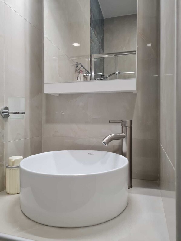 Een douche, een haardroger, handdoeken, zeep