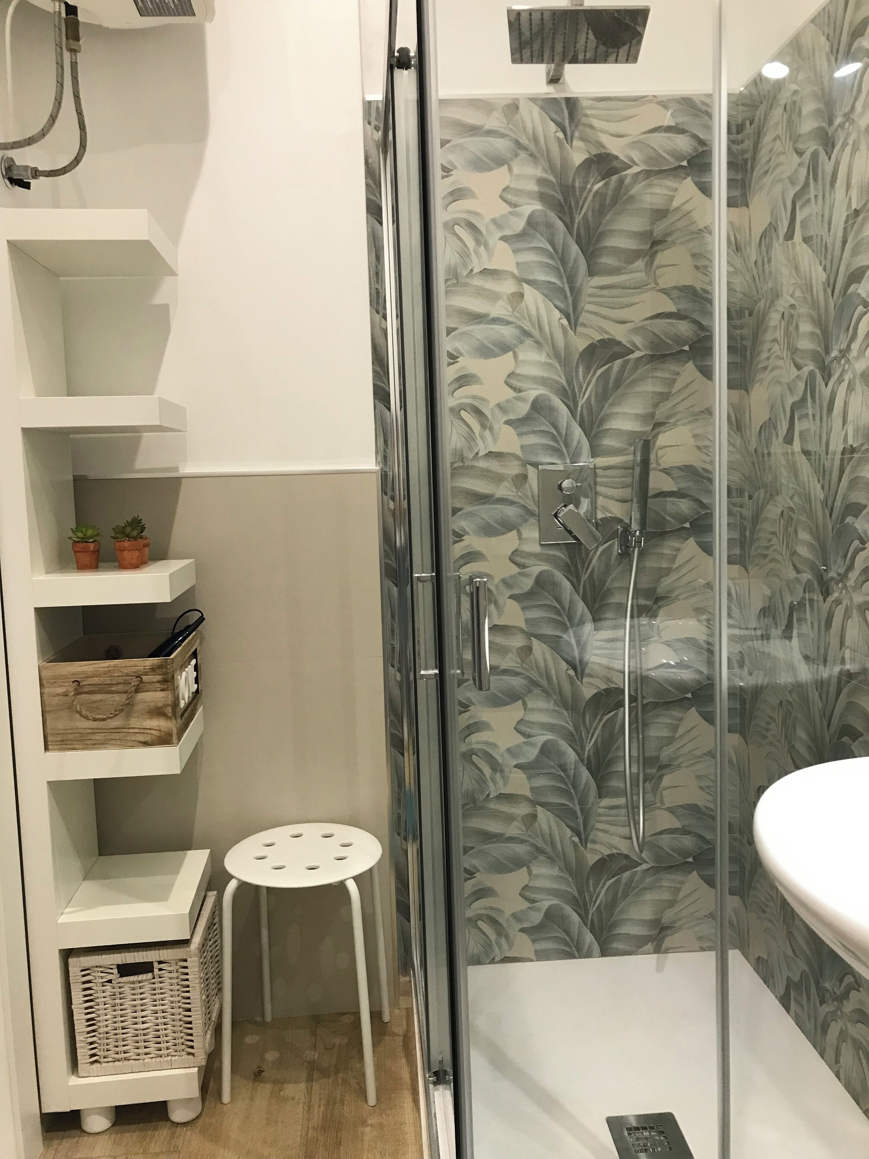 Regadera, secadora de cabello, bidet, toallas 