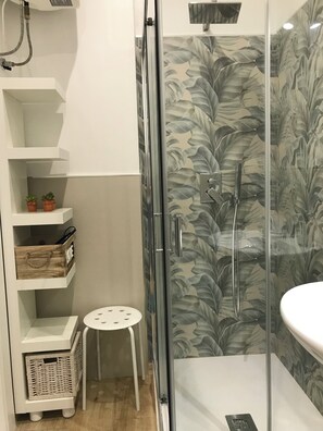 Dusj, hårføner, bidé og håndklær