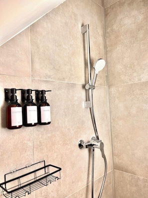 Secadora de cabello, toallas, jabón, papel de baño