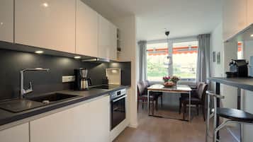 Fridge, oven, stovetop, dishwasher