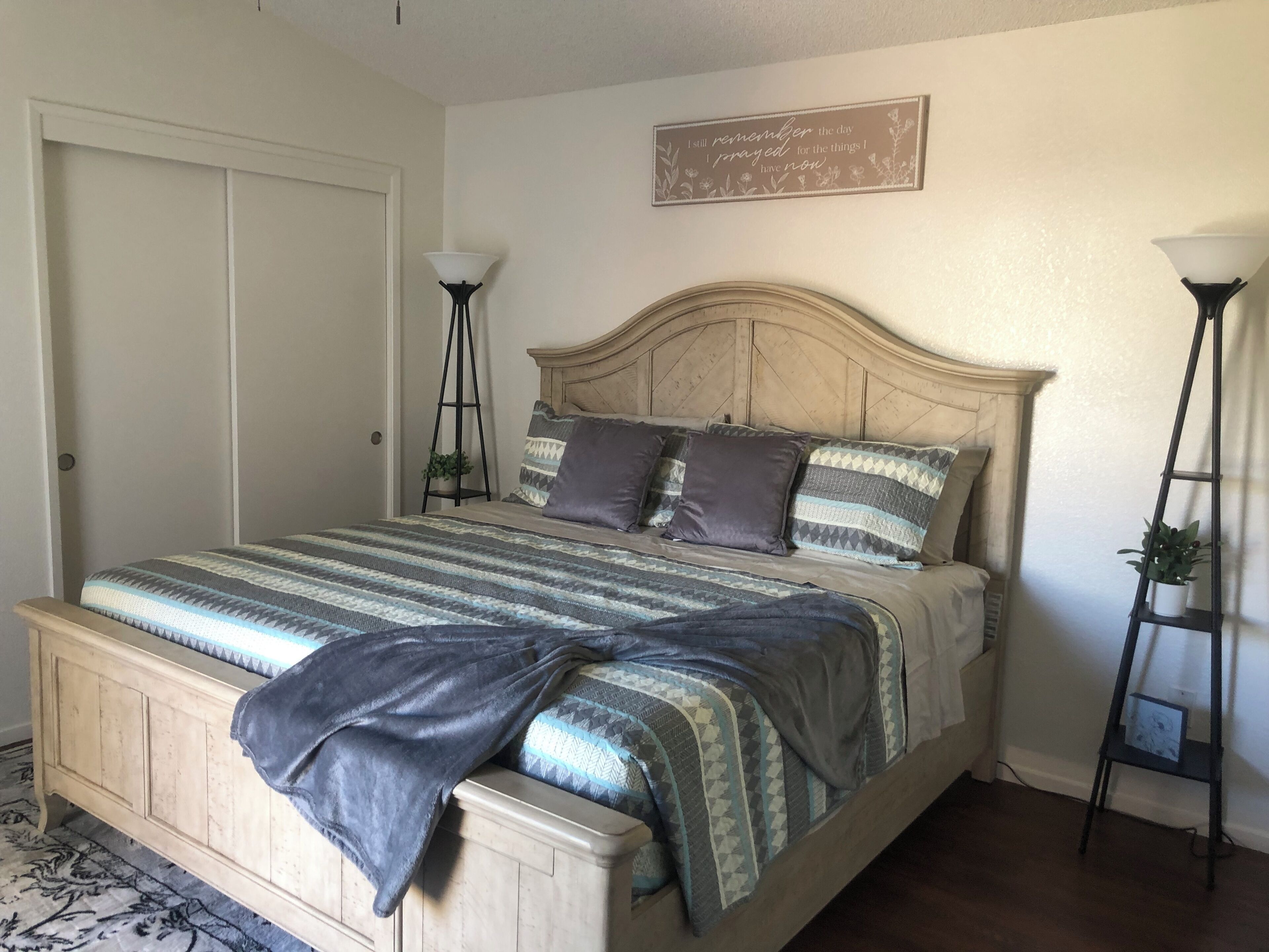 3 habitaciones, tabla de planchar con plancha, wifi y ropa de cama 