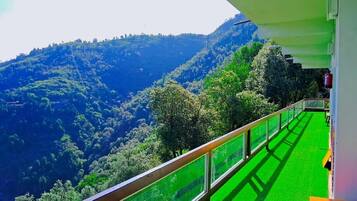 Superior Room, Balcony, Mountain View | Living area