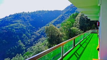 Superior Room, Balcony, Mountain View | Living area