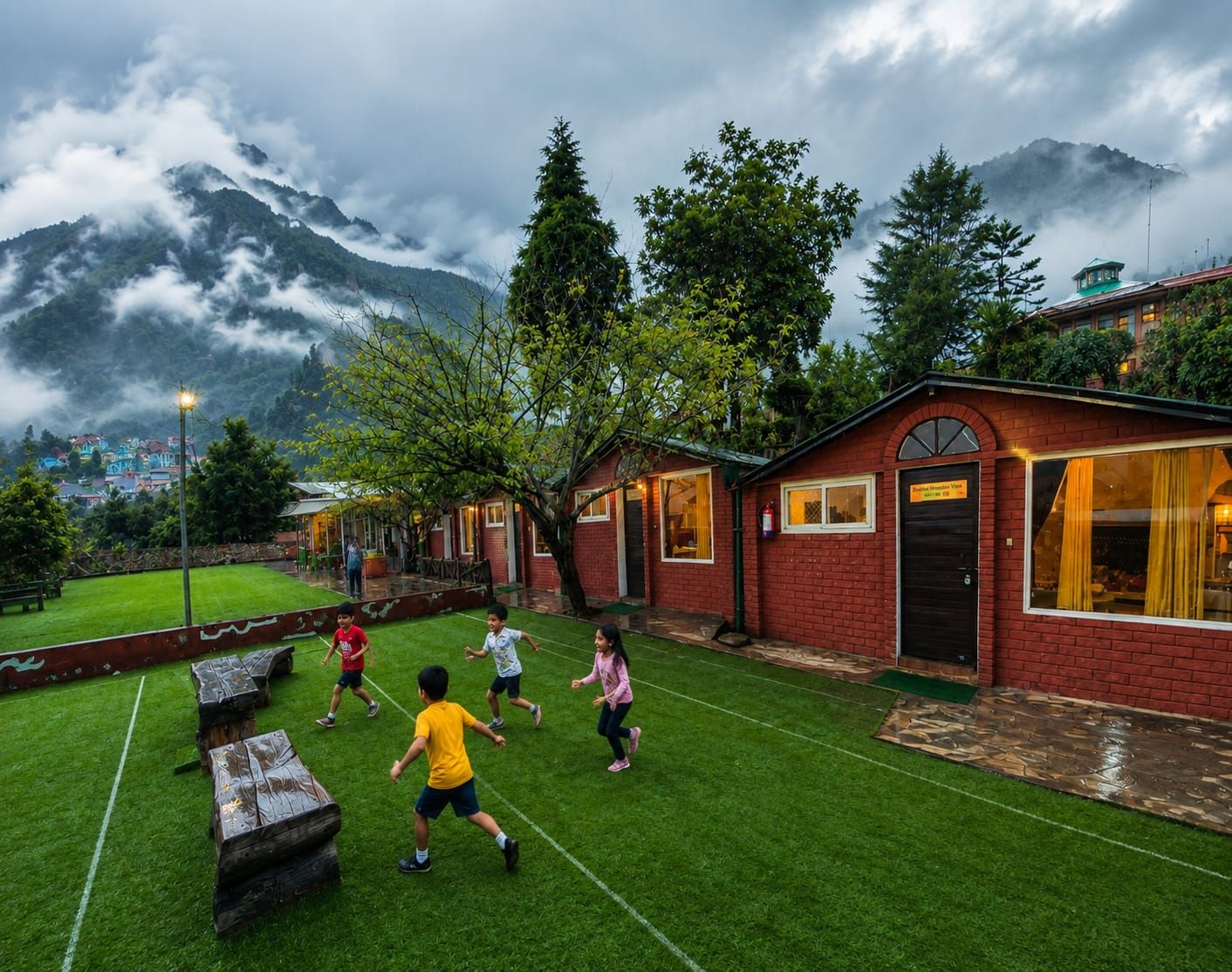Un grupo de niños jugando en un campo de césped artificial verde, con un edificio de ladrillo al fondo.