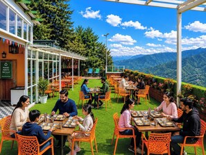 Outdoor dining - The Himalaya Retreat Resort (Mussoorie)