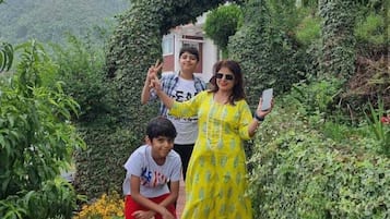 Rom – deluxe, balkong, fjellutsikt | Oppholdsområde