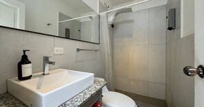 Serviettes fournies, savon, papier toilette
