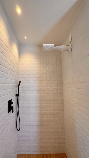 Toalhas de banho, sabonete, papel higiênico