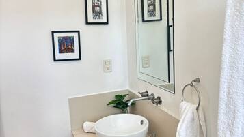 Dusche, HandtĂŒcher, Seife, Shampoo