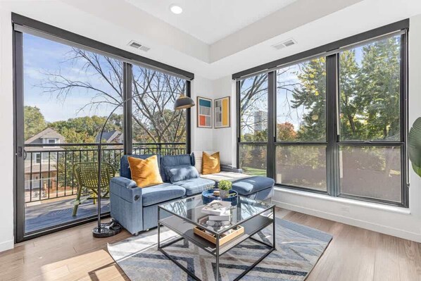 Televisión y oficina 