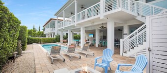 4 bed waterfront home w/ Pool,Outdoor Kitch & Dock