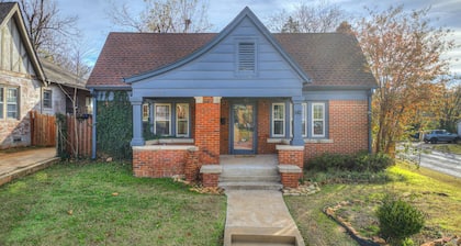 Blue Canvas Cottage by the Paseo - 10 Guests