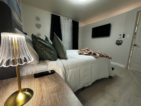 1 bedroom, iron/ironing board, free WiFi, bed sheets - Fernandez Luxury Suite (Las Vegas)