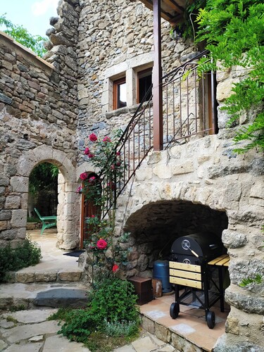 Gîte des Châtaigniers  Mas en Cévennes. Idéal couple ou famille nature et rando.