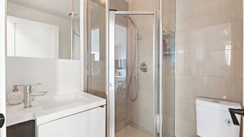 Condo Deluxe, 3 habitaciones, balcón, vista a la ciudad | Baño | Toallas, jabón, shampoo, papel de baño