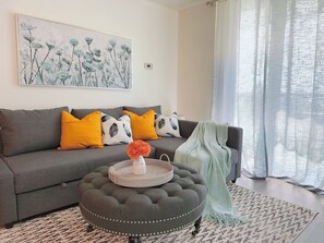 Comfort-Doppelzimmer | Wohnbereich | 45-Zoll-Flachbildfernseher mit Kabelempfang