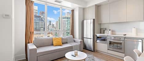 Condo Deluxe, 3 chambres, balcon, vue sur la ville | Aire de séjour | Téléviseur à écran plat de 45 po avec télévision par cùble