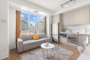 Deluxe appartement, 3 slaapkamers, balkon, uitzicht op de stad | Woonruimte | Een 45-inch flatscreentelevisie met kabelzenders