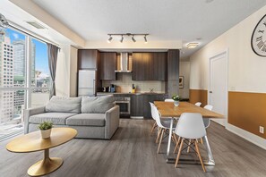 Familienapartment, 3 Schlafzimmer, Balkon, Stadtblick | Wohnbereich | 45-Zoll-Flachbildfernseher mit Kabelempfang