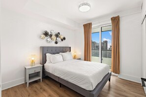 Deluxe appartement, 3 slaapkamers, balkon, uitzicht op de stad | Luxe beddengoed, donsdekens, bedden met traagschuimmatrassen