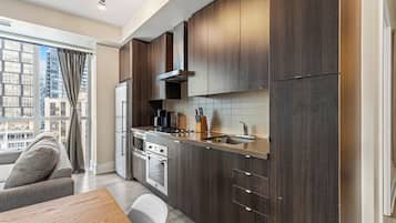 Condo Deluxe, 3 habitaciones, balcón, vista a la ciudad | Cocina privada | Microondas, horno, lavavajillas y tostadora