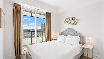 Condo Deluxe, 3 habitaciones, balcón, vista a la ciudad | 2 habitaciones, ropa de cama de alta calidad y edredón