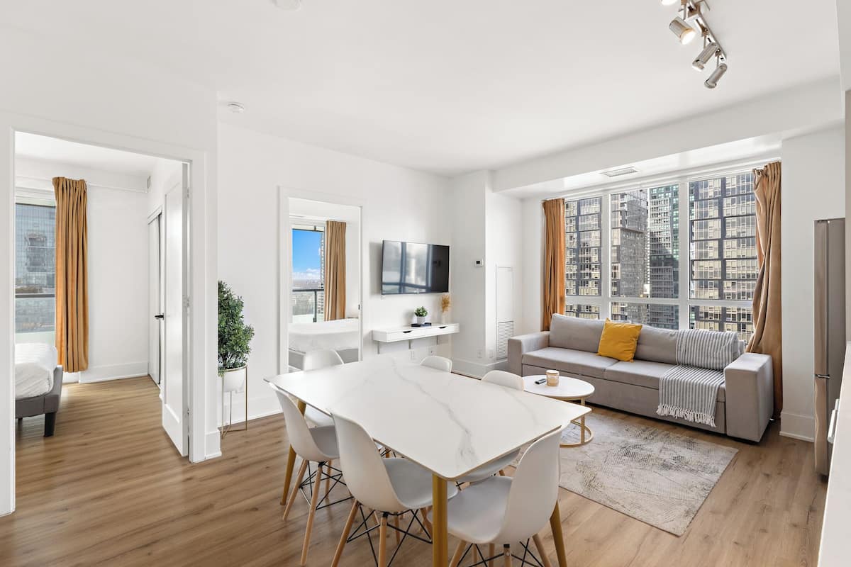 Deluxe-Apartment, 3 Schlafzimmer, Balkon, Stadtblick | Wohnbereich