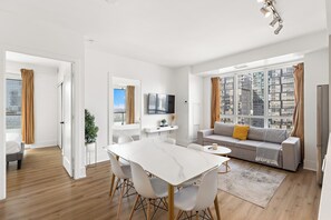 Deluxe appartement, 3 slaapkamers, balkon, uitzicht op de stad | Woonruimte | Een 45-inch flatscreentelevisie met kabelzenders