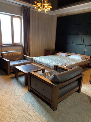 Deluxe Double Room | Minibar, in-room safe, desk, blackout drapes
