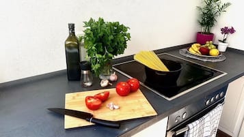 Frigorífico, horno, placa de cocina y cafetera o tetera