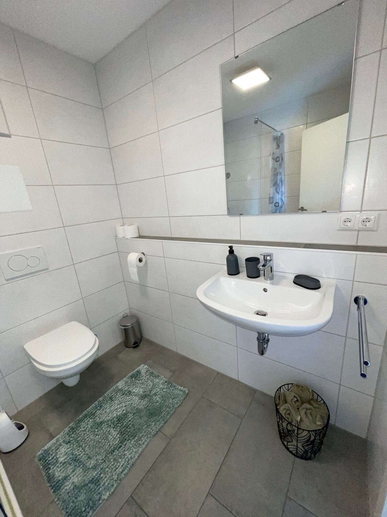 Dusch, hårtork, handdukar och tvål