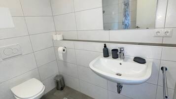 Dusch, hårtork, handdukar och tvål