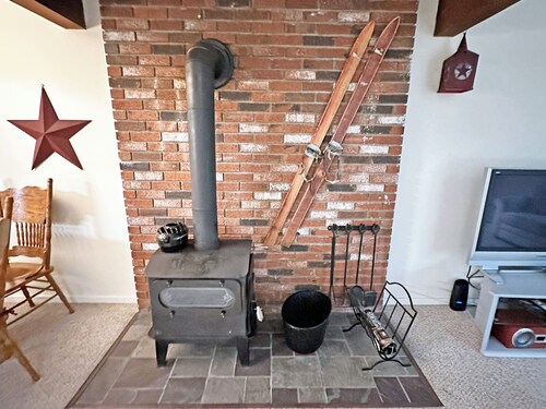 Seasons Cottage Near Attitash w/ Community Pool, Fitness Rm, Tennis and more!
