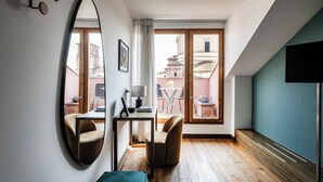 A modern room with a large mirror, a desk with a chair, and a view of the city through large windows. - Suite in Colonne San Lorenzo Milano (Milan)